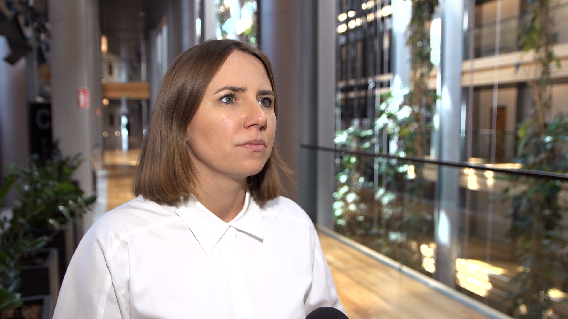 A. Bryłka (Konfederacja): Ograniczenie emisyjności nie musi się odbywać dzięki celów klimatycznych. Są absurdalne, nierealne i niszczące europejską gospodarkę