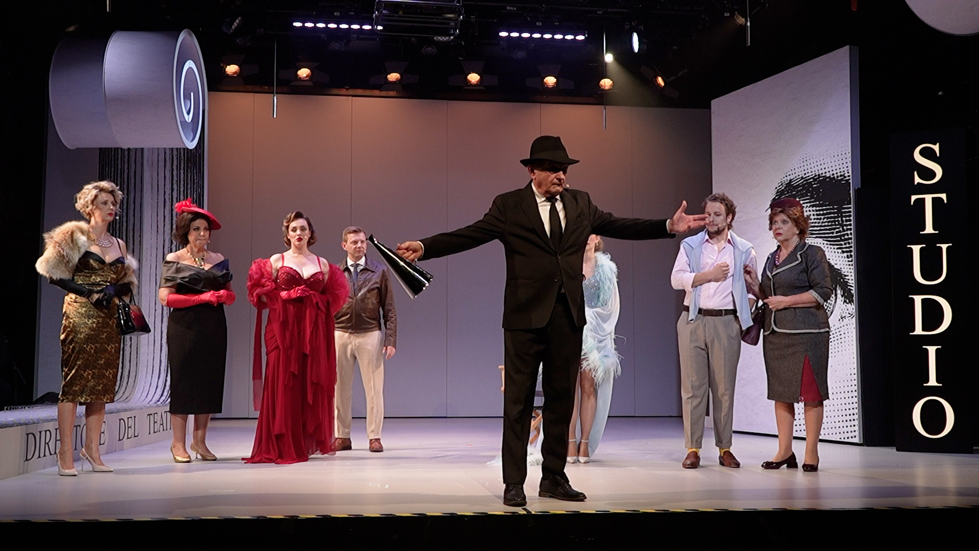 W spektaklu „Dyrektor teatru” spotykają się aktorzy dramatyczni i śpiewacy operowi. Arie Mozarta sąsiadują z popularnymi włoskimi przebojami