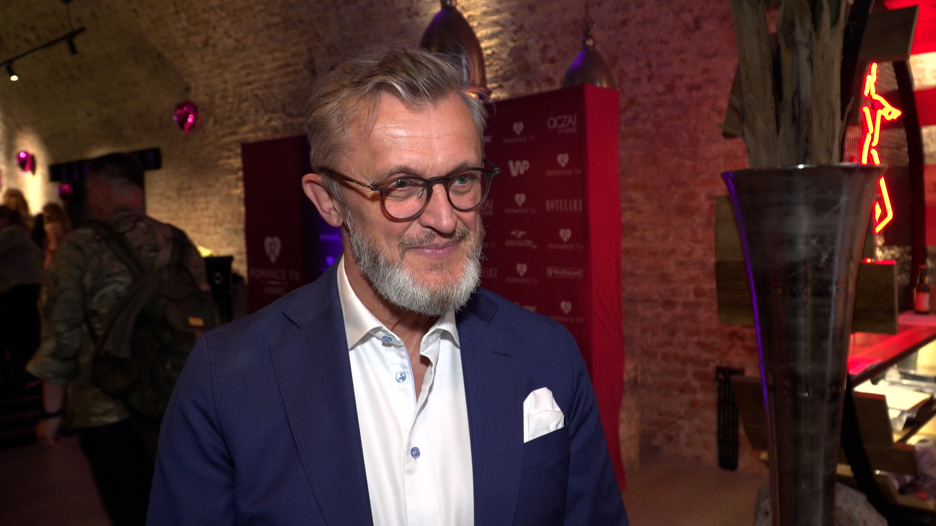Fryderyk Karzełek: Dwa, trzy razy w roku wyjeżdżamy z partnerką do jakiegoś hotelu, by przeżyć coś bardzo romantycznego. Jeśli w danym obiekcie coś mi nie pasuje, to nie robię z tego afery Fryderyk Karzełek: Dwa, trzy razy w roku wyjeżdżamy z partnerką do jakiegoś hotelu, by przeżyć coś bardzo romantycznego. Jeśli w danym obiekcie coś mi nie pasuje, to nie robię z tego afery