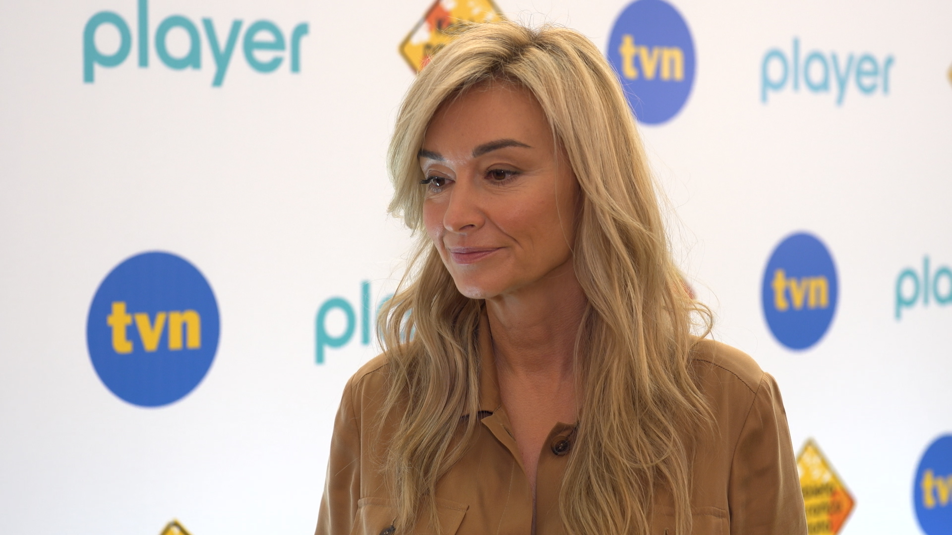 Martyna Wojciechowska: Ze względu na drastyczność materiałów wielu rzeczy nie możemy wyemitować w telewizji w niedzielne przedpołudnie. Dalszy ciąg historii z Nigerii opowiemy więc w filmie dokumentalnym Martyna Wojciechowska: Ze względu na drastyczność materiałów wielu rzeczy nie możemy wyemitować w telewizji w niedzielne przedpołudnie. Dalszy ciąg historii z Nigerii opowiemy więc w filmie dokumentalnym