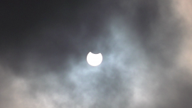 Częściowe zaćmienie Słońca - 25 października 2022 [przebitki] News powiązane z zachmurzone niebo