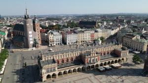 Widok z drona na Rynek Główny i Zamek Królewski na Wawelu w Krakowie.
