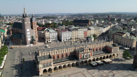 Widok z drona na Rynek Główny i Zamek Królewski na Wawelu w Krakowie.