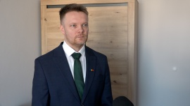 Młodzi opuszczający pieczę zastępczą i domy dziecka mają trudny start w dorosłość. Są bardziej narażeni na zadłużenie czy kryzys bezdomności News powiązane z piecza zastępcza