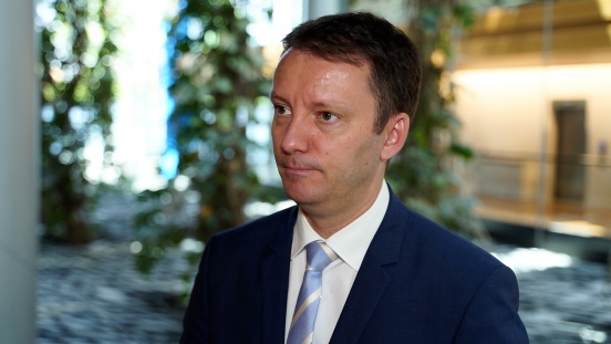 Europosłowie za wydłużeniem finansowania krajowych planów odbudowy o 1,5 roku. Apelują o większą przejrzystość wydatków