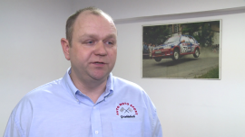 W trudnych zimowych warunkach na drogach jest bezpieczniej. Więcej wypadków i kolizji jest przy dobrej pogodzie