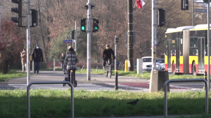 Rowery i hulajnogi na przejściu dla pieszych - jesień 2021 r. [przebitki]