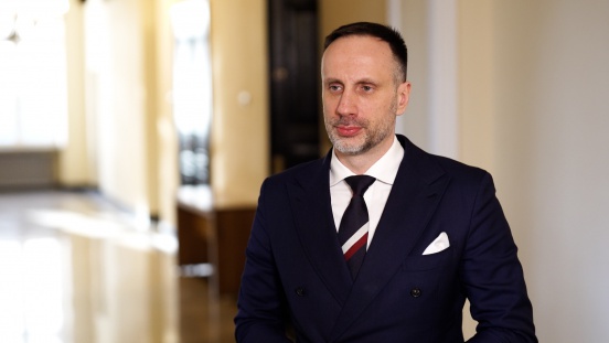 Sejm pracuje nad przepisami ograniczającymi spożycie alkoholu. Zmiany mogą wyeliminować z rynku piwa „zero” i być zagrożeniem dla małego handlu i gastronomii