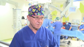 Nowa metoda leczenia dla osób z problemami słuchu. W Polsce przeprowadzono pierwszą w regionie operację wszczepienia nowoczesnych implantów News powiązane z wady słuchu