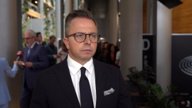 KE zapowiada przegląd przepisów dotyczących zakazu sprzedaży aut spalinowych. Zdaniem polskich europosłów w obecnych warunkach jest on nierealny