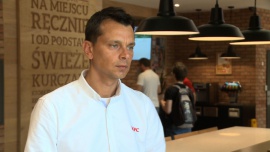 KFC zmienia model działania restauracji. Inwestuje w usługi mobilne i technologie, które usprawnią i przyspieszą obsługę gości Wszystkie newsy