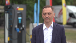 Biedronka w tym roku postawi na swoich parkingach 150 stacji ładowania elektryków. Do końca 2024 roku będzie ich 600 w całej Polsce News powiązane z sieć ładowania elektryków