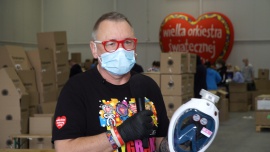 Przerobione maski do nurkowania będą chronić pracowników medycznych. Do szpitali w całej Polsce trafi ich w tym tygodniu 10 tys. Wszystkie newsy