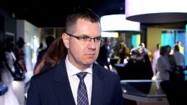 W UE powstaje 12 mln t odpadów tekstylnych rocznie. Artyści przez sztukę chcą promować drugi obieg w modzie News powiązane z odzież z drugiej ręki