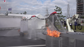 Lewitujący robot pomoże walczyć z pożarami w trudno dostępnych miejscach. Strumień wody nie tylko służy gaszeniu ognia, ale i napędza robota [DEPESZA] Depesze