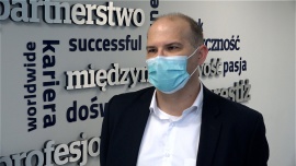 Pandemia ograniczyła rekrutacje w wielu branżach. Pracownicy są też mniej skłonni do zmiany pracy