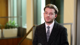 Sztuczna inteligencja potęguje zagrożenia informacyjne. Coraz częściej bywa jednak wykorzystywana w walce z takimi zjawiskami