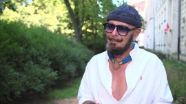 Tomasz Jacyków: Ludzie z niską samooceną zakładają cudze metki i eksponują wielkie logo. Często noszą ubrania podrabiane, czyli są to udawacze, oszuści News powiązane z podróbki