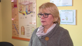 Drastyczna dieta pozbawia skórę witamin i składników odżywczych. Możne stracić jędrność i stać się matowa
