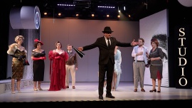 W spektaklu „Dyrektor teatru” spotykają się aktorzy dramatyczni i śpiewacy operowi. Arie Mozarta sąsiadują z popularnymi włoskimi przebojami