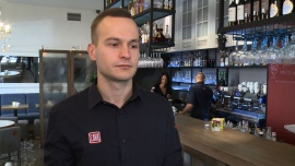 Kawę espresso należy podawać w niewielkiej, podgrzanej ceramicznej filiżance ze stożkowym wnętrzem. Idealnie przyrządzone powinno mieć zrównoważony kwaśny oraz gorzki posmak