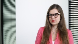 Stres związany z pandemią koronawirusa może powodować łysienie. W ostatnim czasie do trychologów zgłasza się coraz więcej osób z tym problemem Wszystkie newsy