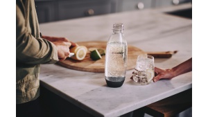 „Zamień jednorazowe butelki na lepsze” – mały krok, realna zmiana. Kampania SodaStream prezentuje bąbelkową rewolucję Biuro prasowe
