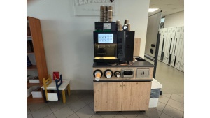 Komu przeszkadza kawa w automatach i dlaczego Polacy płacą tak dużo za plastikowe kubki? Rada Przedsiębiorców apeluje o rozsądek i zmiany w prawie