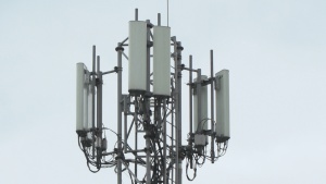 Eksperci uspokajają: poziom pola elektromagnetycznego wytwarzanego przez stacje bazowe operatorów komórkowych w Polsce na niskim poziomie