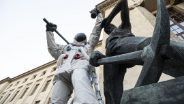 Krakowski pomnik górników i hutników przebrany za astronautę