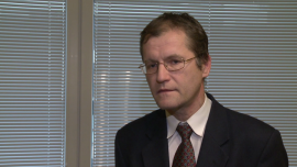 Od połowy roku ropa straciła ponad jedną trzecią wartości. Polskie firmy powinny skorzystać na wyższej marży, choć ich zapasy tracą na wartości