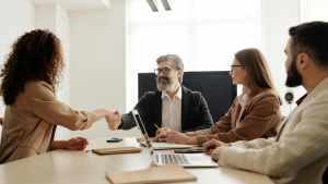 Spawacz, elektryk, księgowy czy specjalista DevOps i Cloud – kogo brakuje do pracy? Regiony i stawki Biuro prasowe