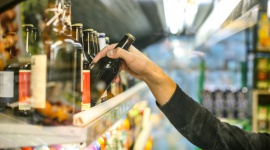 Polacy mylą piwo alkoholowe i bezalkoholowe - połowa z nich chce zakazu reklamy dla obu wariantów Biuro prasowe