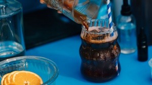 Nowa generacja konsumentów wybiera kawę na zimno – NESCAFÉ rozwija platformę cold coffee
