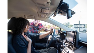 Świąteczne korki, świąteczna agresja. Według najnowszych badań 43% polskich kierowców uważa, że w okresie świąt na drogach jest bardziej agresywnie