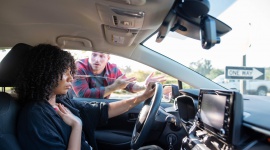 Świąteczne korki, świąteczna agresja. Według najnowszych badań 43% polskich kierowców uważa, że w okresie świąt na drogach jest bardziej agresywnie