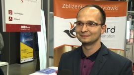 Innowacyjne wizytówki z chipem automatycznie wyświetlą dane na smartfonie rozmówcy