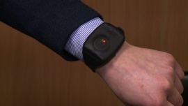 Opracowana przez Polaków inteligentna opaska ratuje życie. Mierzy parametry życiowe, pozwoli także dokładnie zlokalizować chorego