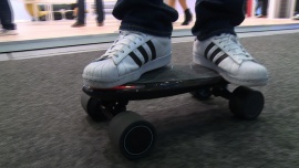 Mobilne pojazdy elektryczne zastępują tradycyjne środki transportu. Deskorolki można już sterować za pomocą ruchów ciała, a najnowsze wyposażone są np. w system ABS