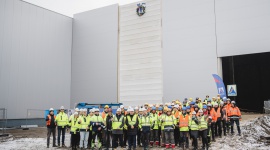 Kluczowa inwestycja przemysłowa w Bydgoszczy osiąga kolejny etap. ALSTAL zawiesza wiechę na rozbudowie Fabryki Puszek Napojowych CANPACK