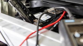 Akumulatory rozruchowe w samochodach elektrycznych wymagają regularnej kontroli