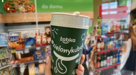 Zielony kubek wielorazowy już dostępny w Żabce