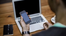 Home office z telefonem w ręku – epidemia wydłużyła służbowe rozmowy nawet o 4 g