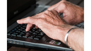 Przez koronawirusa lepiej załatwiać wszystko przez Internet. A co z seniorami?