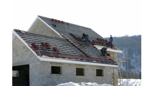 Jesienny przestój na budowie. Jak zabezpieczyć konstrukcję dachu?