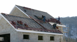 Jesienny przestój na budowie. Jak zabezpieczyć konstrukcję dachu?