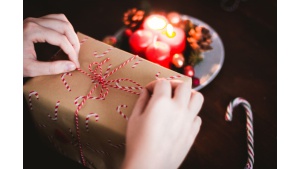 Święta 2018. Prezenty kupimy w galerii handlowej lub on-line, wydamy do 400 zł Biuro prasowe