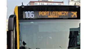 MPK pisze po angielsku. Nowe komunikaty na miejskich autobusach