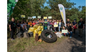 Polskie plaże bez plastiku” – z helskich plaż sprzątnięto niemal tonę śmieci