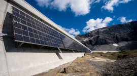 Największa alpejska elektrownia słoneczna w Szwajcarii wytwarza już prąd
